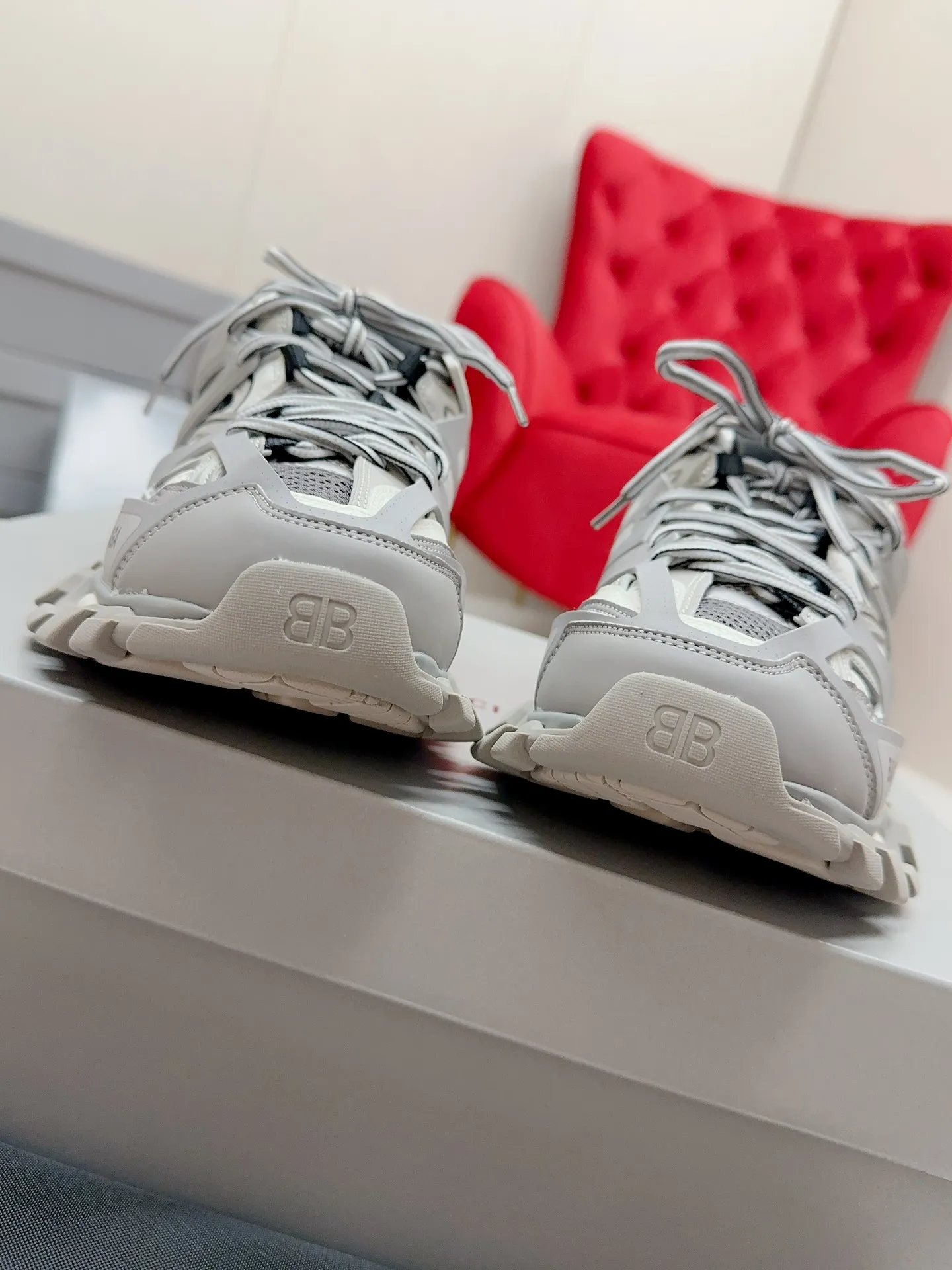 👟👟Ex-factory price 980👟👟 Men's size +10 𝐁𝐚𝐥𝐞𝐧𝐜𝐢𝐚𝐠𝐚|||𝐭𝐫𝐚𝗰𝐤 series 𝟑.𝟎Three generations of sports dad shoes‼ ️ [Top high-end quality from Dongguan Factory] Balenciaga dad shoes ~ super fashionable ~ full and three-dimensional shoes ~ amazing lines ~ very soft and light on the feet ~ super comfortable ~ versatile for commuting ~ can be paired with mid-calf socks, bell bottoms, wide-leg pants, overalls, very high-end ~ very manly and handsome ~ suitable for spring, summer, autumn and winter all year round... ⇢✈ Upper: Exclusive 1:1 original molded custom imported technical fabric mesh + imported cloth + 3M reflective strips [composed of 108 sub-pieces] ⇢✈Inner lining: Breathable mesh ⇢✈Outsole: Exclusive 1:1 original molded PU+TPU+EVA+rubber, a total of 13 sets of grinding tool combinations ⚠️Difference in market currency ~ high-end quality is definitely different ⇢✈𝐒𝐈𝐙𝐄Females: 35, 36, 37, 38, 39, 40 ⇢✈𝐒𝐈𝐙𝐄Men: 39, 40, 41, 42, 43, 44, 45